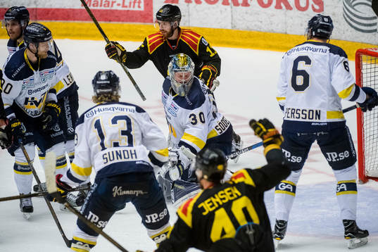 s målvakt Linus Söderström deppar