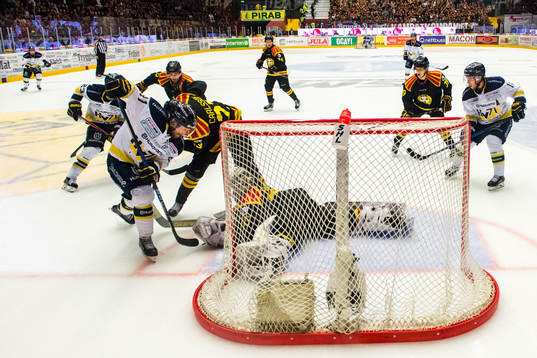 s Mattias Tedenby gör 0-4 bakom Brynäs målvakt David