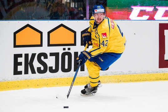 Sveriges Joakim Nordström med pucken