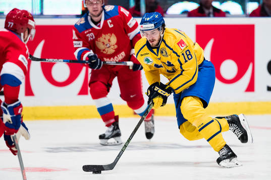 Sveriges Dennis Everberg med pucken