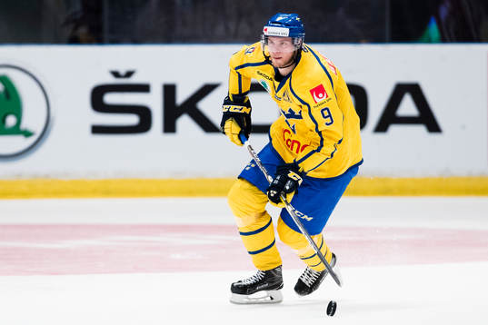 Sveriges Calle Rosén med pucken