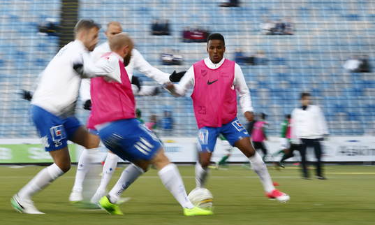 Norrköpings Niclas Eliasson värmer upp före