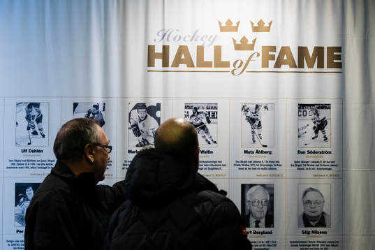 Två personer beskådar Hockey Hall Of Fame innan