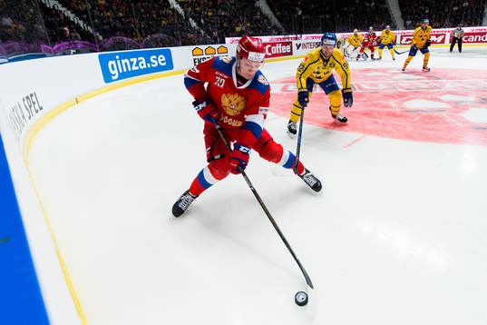 Rysslands Andrei Svetlakov och Sveriges Gabriel Landeskog