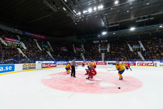 Rysslands Nikita Kucherov och Sveriges Elias Lindholm
