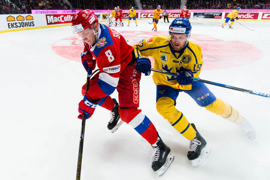 Rysslands Andrei Svetlakov och Sveriges Gabriel Landeskog