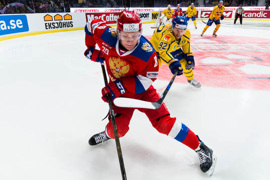 Rysslands Andrei Svetlakov och Sveriges Gabriel Landeskog