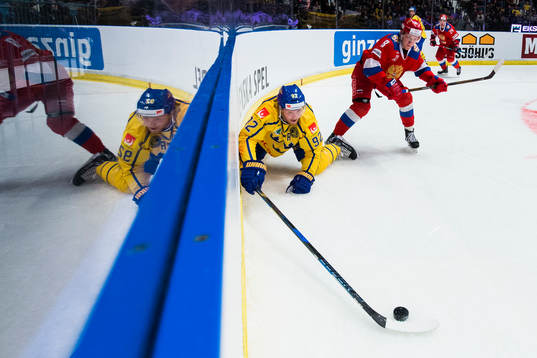 Sveriges Gabriel Landeskog i kamp om pucken med Rysslands