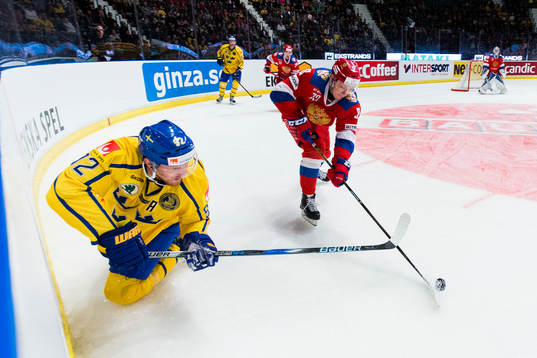 Sveriges Gabriel Landeskog i kamp om pucken med Rysslands