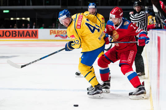 Sveriges Joakim Nordström i kamp om pucken med Rysslands