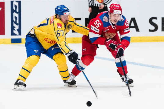 Sveriges Linus Omark i kamp om pucken med Rysslands Bogdan