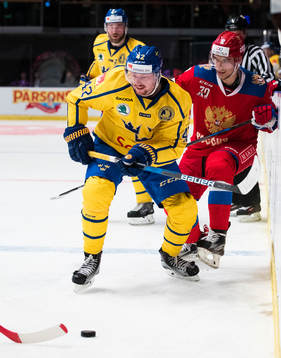 Sveriges Joakim Nordström i kamp om pucken med Rysslands