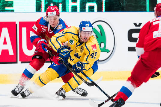 Rysslands Andrei Svetlakov i kamp om pucken med Sveriges