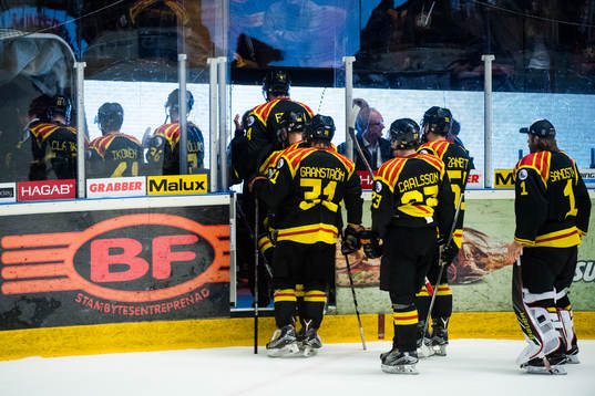 Brynäs spelare lämnar isen