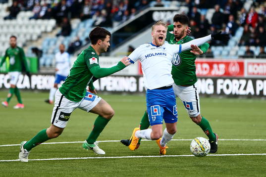 Norrköpings Kalle Holmberg faller vid strafflinjen