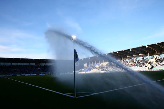 Konstrgräset vattnats innan fotbollsmatchen i Allsvenskan