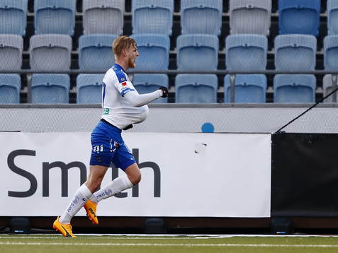 Norrköpings Kalle Holmberg jublar med bollen