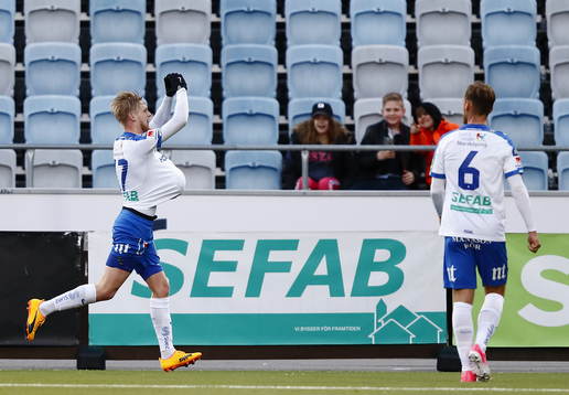 Norrköpings Kalle Holmberg jublar med bollen