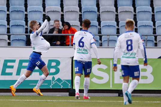 Norrköpings Kalle Holmberg jublar med bollen