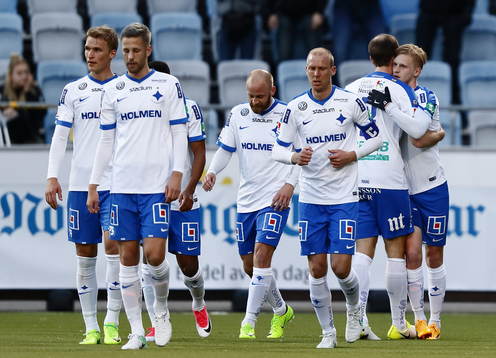 Norrköpings Jón Gudni Fjóluson kramar Kalle Holmberg