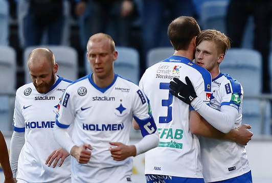Norrköpings Jón Gudni Fjóluson kramar Kalle Holmberg