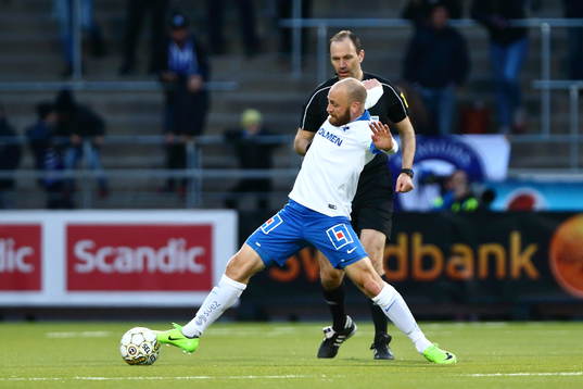 Norrköpings Daniel Sjölund och domaren
