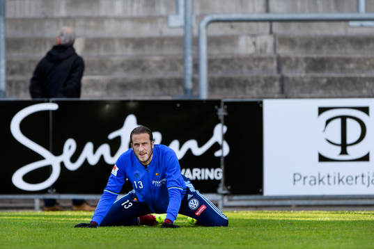 Djurgårdens Jonas Olsson före fotbollsmatchen i