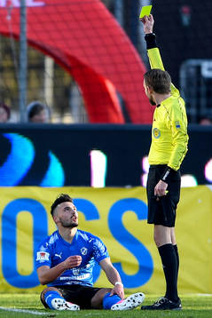 Halmstads Sead Haksabanovic får en varning av domare Johan