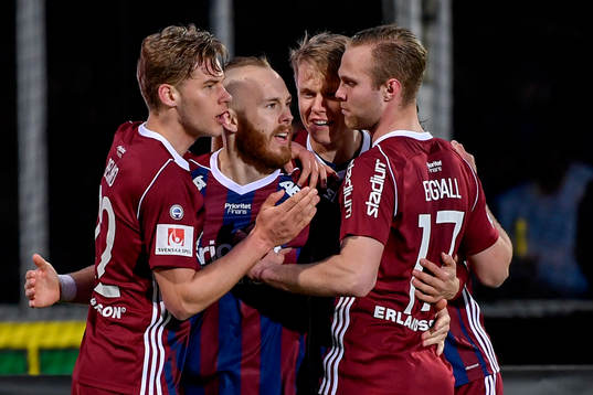 Djurgårdens Magnus Eriksson jublar med lagkamrater