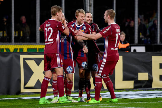 Djurgårdens Magnus Eriksson jublar med lagkamrater