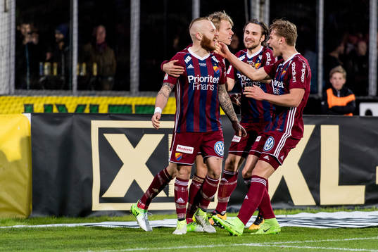 Djurgårdens Magnus Eriksson (v) har gjort 0-1 på straff