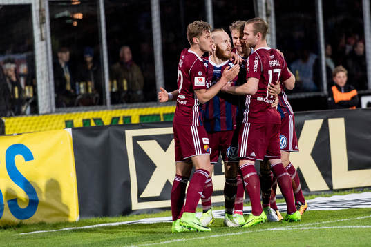 Djurgårdens Magnus Eriksson (v) har gjort 0-1 på straff