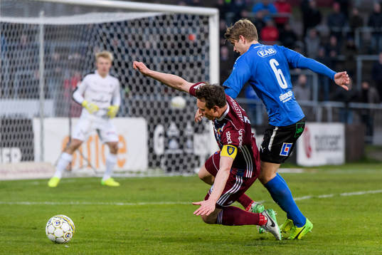 Djurgårdens Kim Källström och Halmstads Marcus Mathisen