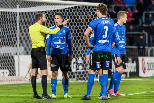 Domare Johan Hamlin har blåst straff och Halmstads spelare