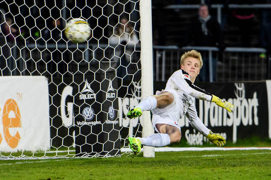 Halmstads målvakt Isak Pettersson ser bollen gå in till