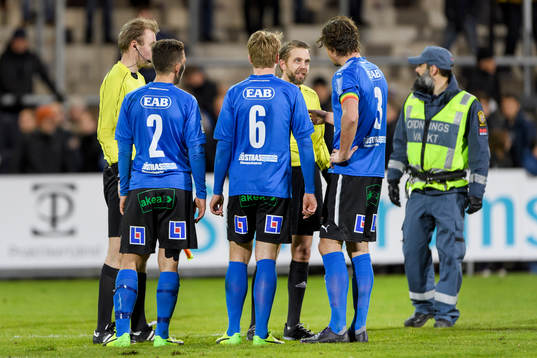 Halmstads Fredrik Liverstam i diskussion med domare Johan