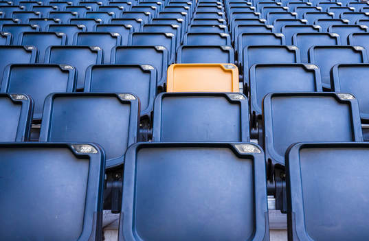 Stolar på läktaren i Friends Arena innan fotbollsmatchen