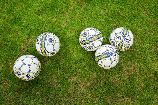 Bollar på gräset innan fotbollsmatchen i Allsvenskan