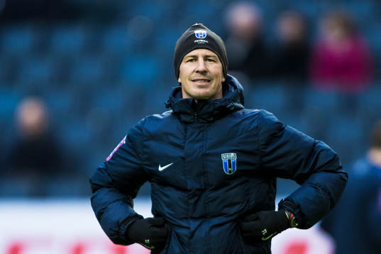 Sirius tränare Thomas Lagerlöf innan fotbollsmatchen i