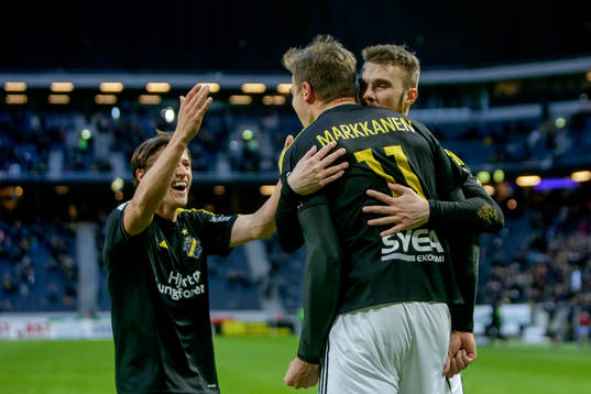 s Eero Markkanen, Simon Thern och Stipe Vrdoljak jublar