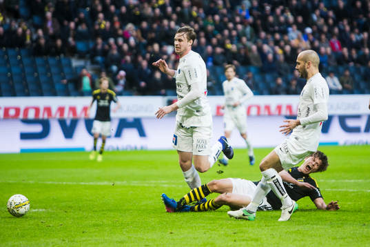 s Simon Thern signalerar för straff i kamp om bollen med