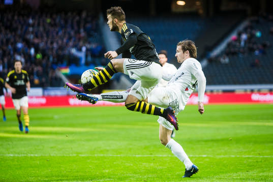 s Stipe Vrdoljak i kamp om bollen med Sirius Jesper
