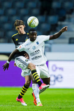 s Kristoffer Olsson i kamp om bollen med Sirius Moses Ogbu