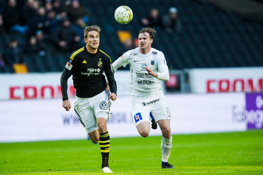 s Eero Markkanen i kamp om bollen med Sirius Daniel Jarl