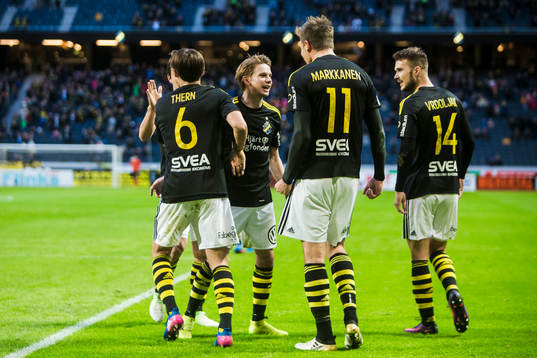 s Eero Markkanen jublar med Simon Thern , Johan Blomberg
