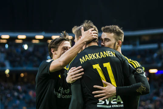 s Eero Markkanen jublar med Simon Thern och Stipe Vrdoljak