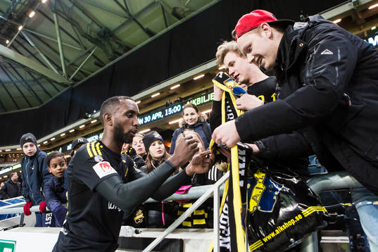 s Henok Goitom skriver autografer