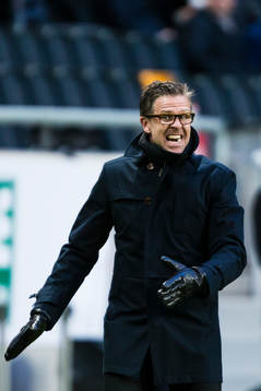 s tränare Rikard Norling reagerar