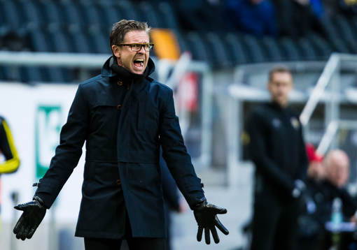 s tränare Rikard Norling reagerar