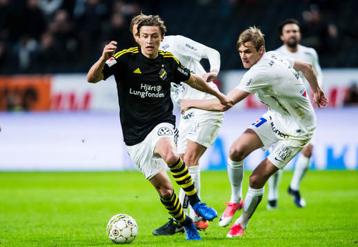 s Simon Thern i kamp om bollen med Sirius Oscar Pehrsson
